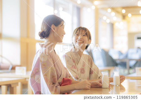 年輕女性洗完澡後放鬆 119865305