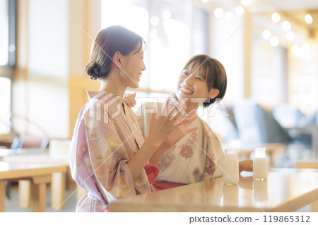 年輕女性洗完澡後放鬆 119865312