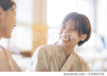 年輕女性洗完澡後放鬆 年輕女性洗完澡後放鬆 119865316