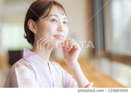 一個穿著和服的女人洗完澡後放鬆 119865404