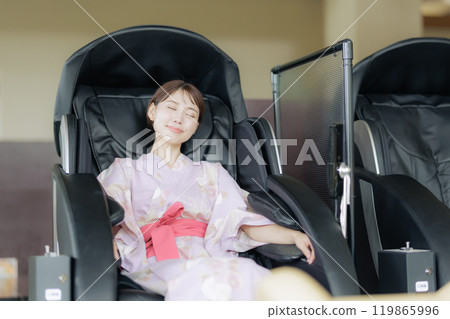 年輕女子用按摩機放鬆 年輕女子用按摩機放鬆 119865996