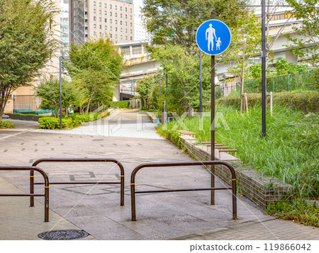 在市區設置行人專用路標和綠道【大手町川端綠道】 在市區設置行人專用路標和綠道【大手町川端綠道】 119866042