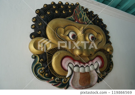 當你進入水燈皇宮的入口時，迎接你的是辟邪之神卡拉【印尼日惹】 119866569