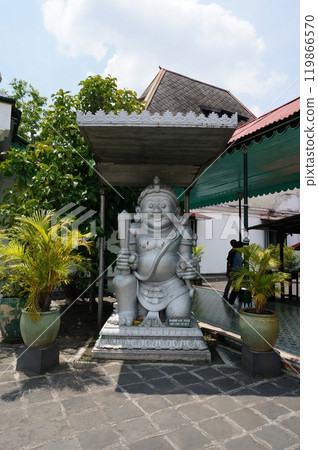 科騰皇宮，守門人 Dvarapala 雕像 [印尼日惹] 119866570