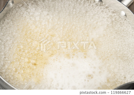 Cooking instant noodles Cooking instant noodles 119866627