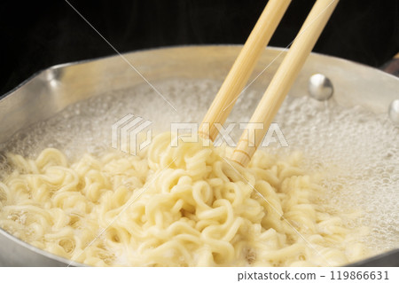 Cooking instant noodles Cooking instant noodles 119866631