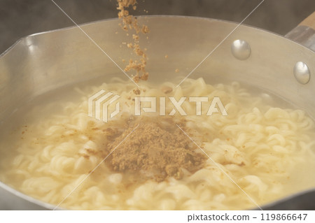 Boil instant noodles and add powdered soup 119866647