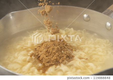 將泡麵煮沸，加入湯粉 119866648