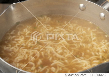 將泡麵煮沸，加入湯粉 119866652