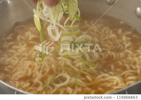 煮泡麵加入蔥花 119866663