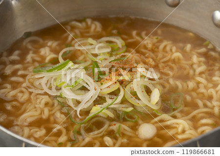 將泡麵煮沸,加入七味 將泡麵煮沸,加入七味 119866681