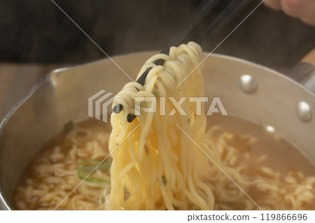 Instant ramen Pick up ramen from the pot with chopsticks Eat from the pot 119866696
