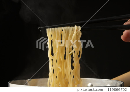 泡麵 用筷子從鍋子裡夾起拉麵 從鍋子裡吃 119866702