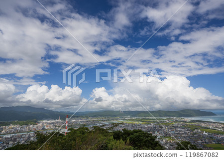 從觀景台看到的天空和下面的城市景觀 119867082