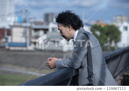 一個因一切不順利而感到沮喪的中年男子。 119867111