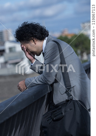一個因一切不順利而感到沮喪的中年男子，冰河時期世代和中年危機的垂直形象。 119867113