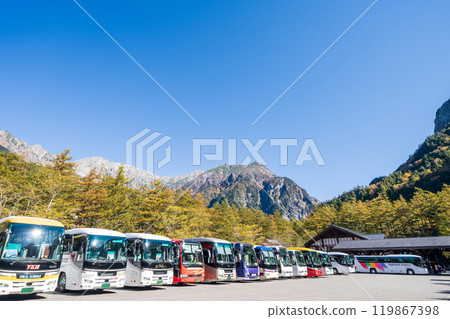 「長野縣」巴士在上高地遊客中心前的巴士總站排隊 「長野縣」巴士在上高地遊客中心前的巴士總站排隊 119867398
