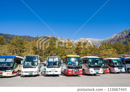 「長野縣」巴士在上高地遊客中心前的巴士總站排隊 119867405