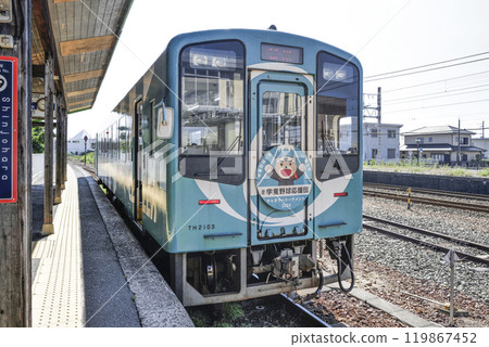 天龍濱名湖鐵道 TH2103 柴油列車停靠新城原站 119867452