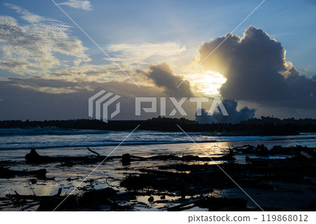 清晨,在防波堤上,洶湧的海浪拍打著 清晨,在防波堤上,洶湧的海浪拍打著 119868012