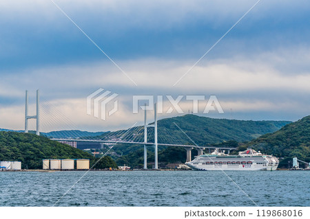 從神之島經過女神大橋的長崎港客船(夢想號)【長崎市】 從神之島經過女神大橋的長崎港客船(夢想號)【長崎市】 119868016