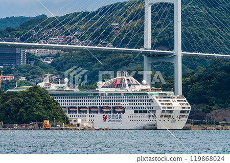 從神之島經過女神大橋的長崎港客船（夢想號）【長崎市】 119868024