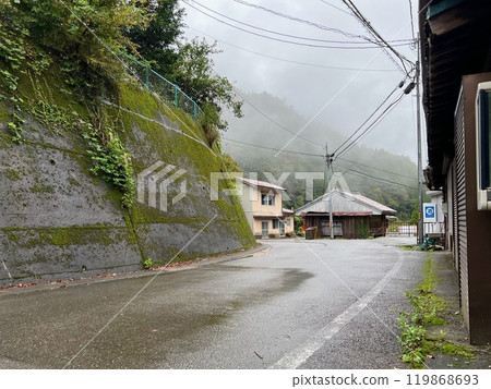 [Kumano Kodo] Nishinaka bus stop (Ohechi) 119868693
