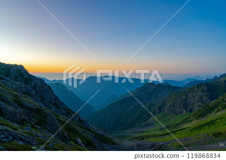 [Mountain material] Morning view of Yarisawa Cirque from the Sessho Hut [Nagano Prefecture] 119868834