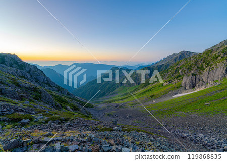 [Mountain material] Morning view of Yarisawa Cirque from the Sessho Hut [Nagano Prefecture] 119868835