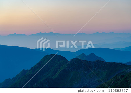 [山素材]從雪衝Hutte看到的早晨的矢澤捲曲[長野縣] 119868837