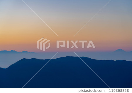 [Mountain material] Morning view of Yarisawa Cirque from the Sessho Hut [Nagano Prefecture] 119868838