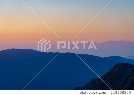 [山素材]從雪衝Hutte看到的早晨的矢澤捲曲[長野縣] 119868839