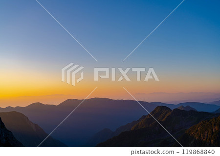 [山素材]從雪衝Hutte看到的早晨的矢澤捲曲[長野縣] 119868840