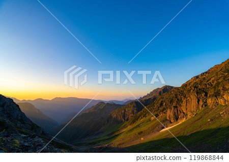 [山素材]從雪衝Hutte看到的早晨的矢澤捲曲[長野縣] 119868844