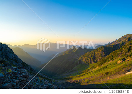 [山素材]從雪衝Hutte看到的早晨的矢澤捲曲[長野縣] 119868848