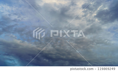 多雲的天空晴天背景 多雲的天空晴天背景 119869249