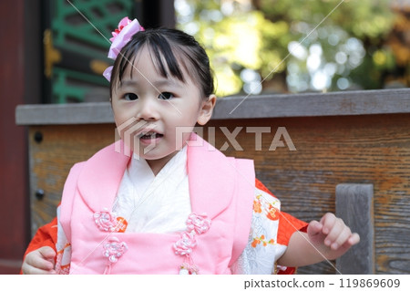 A 3-year-old girl visiting a shrine for the Shichigosan festival 119869609
