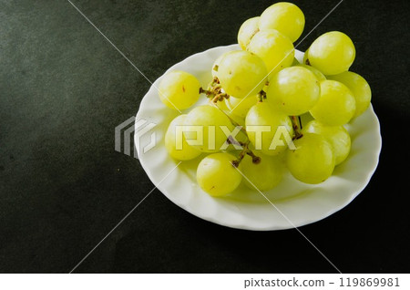 Shine Muscat on a white plate Shine Muscat on a white plate 119869981