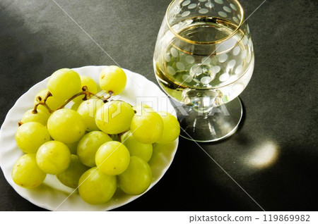 White wine and grapes in a glass White wine and grapes in a glass 119869982