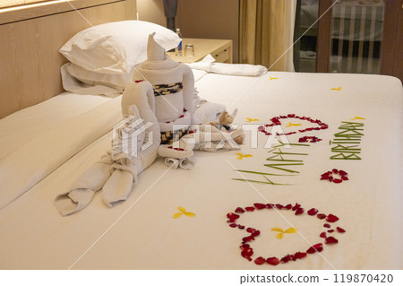 5-star hotel bed making and towel art Happy Birthday ④ 5-star hotel bed making and towel art Happy Birthday ④ 119870420