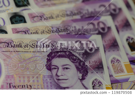 Various denominations of British pound notes 2 119870508