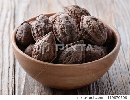 日本帶殼核桃（天然核桃），國產，無添加劑，無色素（老木背景） 119870708