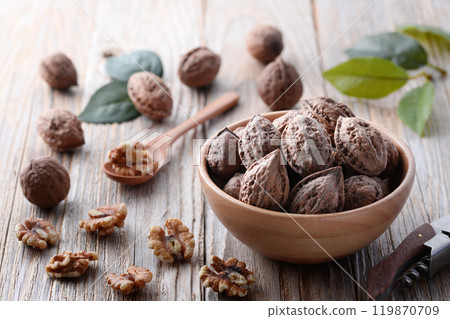 Shelled Japanese Walnuts (Natural Walnuts) Domestically Produced, No Additives, No Coloring (Old Wood Background) Shelled Japanese Walnuts (Natural Walnuts) Domestically Produced, No Additives, No Coloring (Old Wood Background) 119870709
