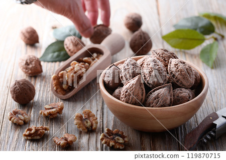 Shelled Japanese Walnuts (Natural Walnuts) Domestically Produced, No Additives, No Coloring (Old Wood Background) Shelled Japanese Walnuts (Natural Walnuts) Domestically Produced, No Additives, No Coloring (Old Wood Background) 119870715