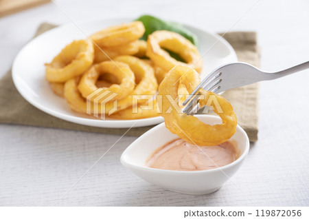 將極光醬加入洋蔥圈中 將極光醬加入洋蔥圈中 119872056