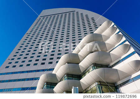 A seaside complex designed to resemble a sailing ship (Yokohama, Kanagawa Prefecture) 119872696