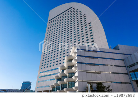 A seaside complex designed to resemble a sailing ship (Yokohama, Kanagawa Prefecture) 119872698