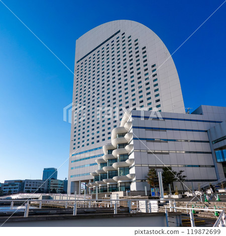A seaside complex designed to resemble a sailing ship (Yokohama, Kanagawa Prefecture) 119872699