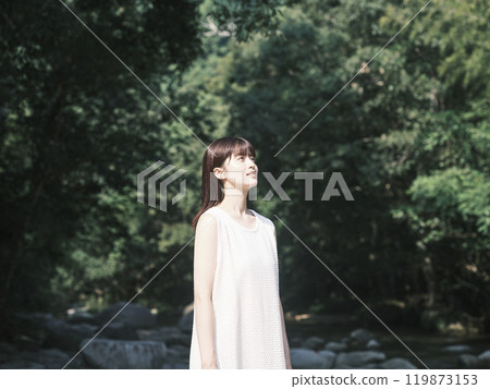 婦女在河上玩 119873153