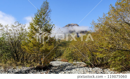 Kamikochi with autumn leaves 119875060